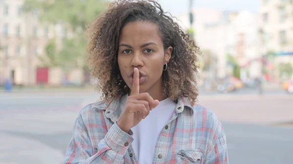 Outdoor Young African Woman Finger Lips Please Quiet — Zdjęcie stockowe