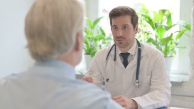 Konuşan Genç Doktor Klinikteki Yaşlı Hastaya Danışmanlık