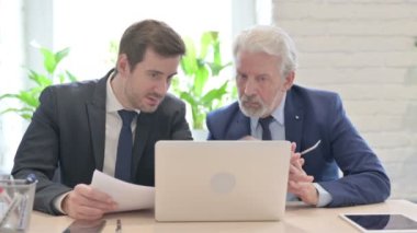 İş Adamları Bilgisayarda, Çevrimiçi İş Konusunda İş Konuşuyor