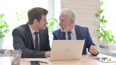 Mutlu iş adamları işte başarıyı kutluyor.