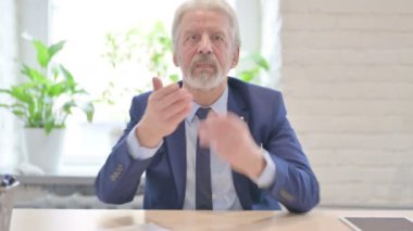 Çevrimiçi Görüntü Muhabbeti Ofisteki Eski İş Adamı