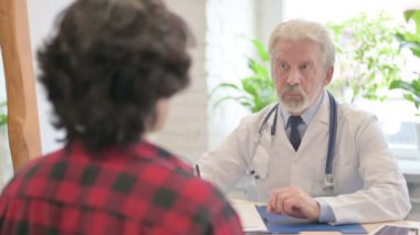Yaşlı Doktor Klinikte Hastayla Konuşuyor