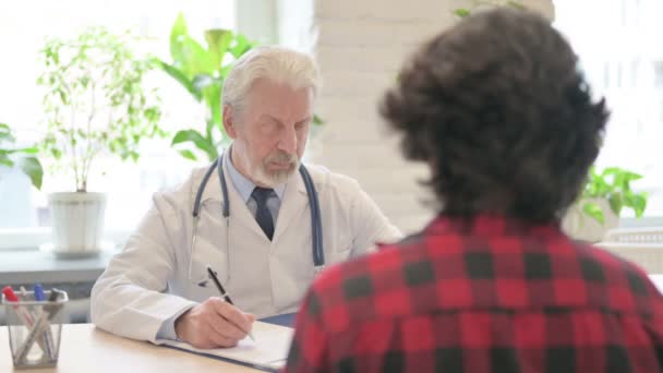 의사가 치료를 환자와 이야기하다 — 비디오