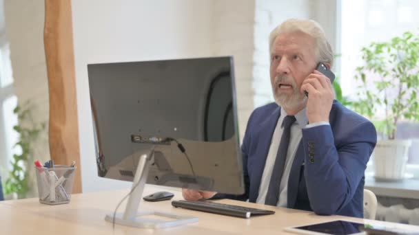 Злой Старый Бизнесмен Разговаривает Телефону Работе — стоковое видео