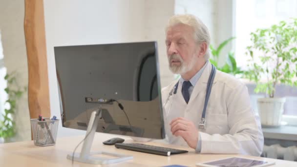 Alter Arzt Spricht Über Videotelefonie Computer Klinik — Stockvideo