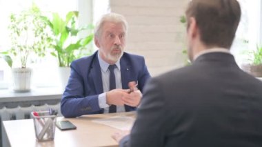 Kızgın yaşlı iş adamı ofiste iş adamıyla konuşuyor, bağırıyor...