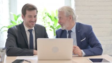 Bilgisayarda İş Adamları Konuşuyor