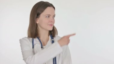 Beyaz Arkaplanda Genç Doktor İşaret Ediyor 