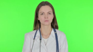 Yeşil Arkaplanda Genç Doktor 'dan Başparmaklar Aşağı 