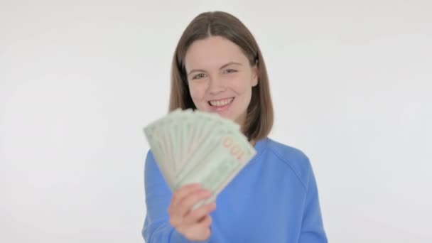 白い背景にドルを示すカジュアル女性 — ストック動画