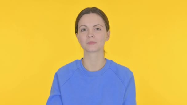 在黄色背景下的相机前指指点点的女性 — 图库视频影像