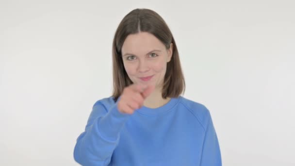 Femme Décontractée Pointant Vers Caméra Invitant Sur Fond Blanc — Video