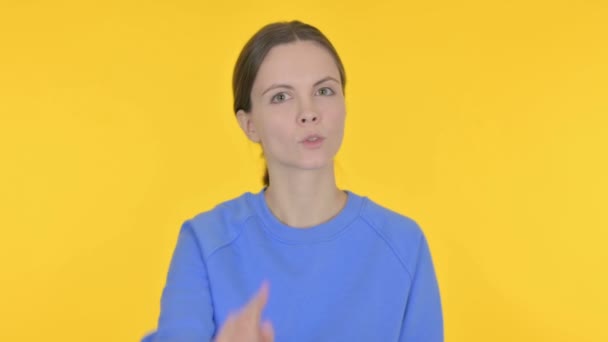 黄色の背景にアイデアを拒否カジュアル女性を拒否 — ストック動画