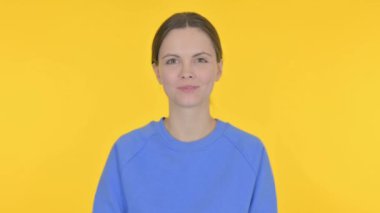 Sarı Arkaplanda Sıradan Bir Kadın Başparmağıyla Başparmak Yukarı 