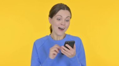 Sarı Arkaplanda Smartphone 'da Gündelik Kadın Kutlaması 