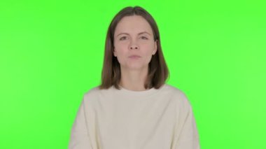 Yeşil Arkaplanda Uçan Kadın Öpücüğü Veriyor 