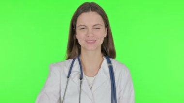 Yeşil Arkaplanda Genç Doktor 'dan Baş Parmakla 