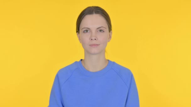 Poważny Casual Kobieta Żółtym Tle — Wideo stockowe