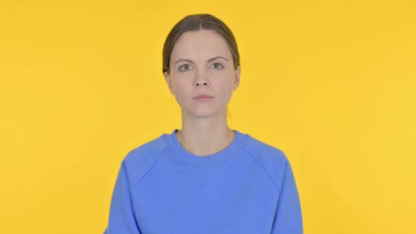 Palce Dolů Podle Ležérní Žena Žlutém Pozadí — Stock video