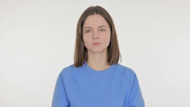 Уставшая Случайная Женщина Зевает Белом Фоне — стоковое видео