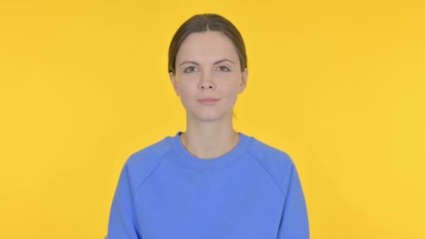 Usmívající Ležérní Žena Žlutém Pozadí — Stock video