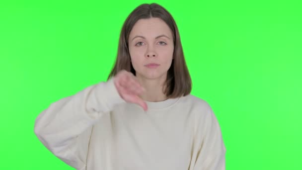 Palce Dolů Podle Ležérní Žena Zeleném Pozadí — Stock video