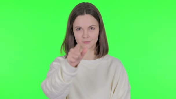 Ukazující Ležérní Žena Pozvání Zelené Pozadí — Stock video