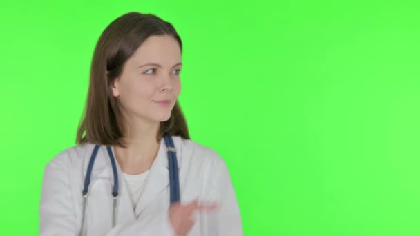 Młody Lekarz Wskazujący Boku Zielonym Tle — Wideo stockowe