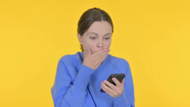 Nenáročné Žena Ztráta Smartphone Žlutém Pozadí — Stock video