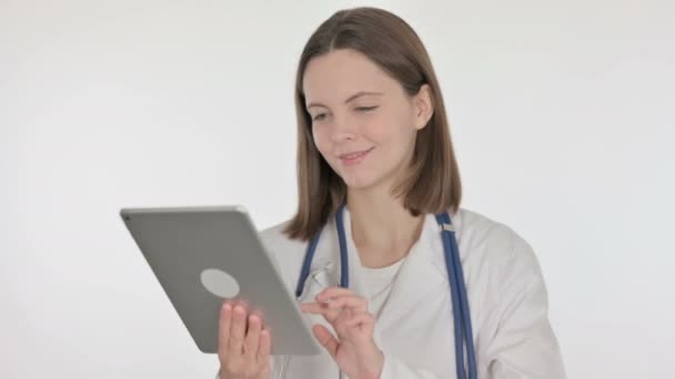 Beyaz Arkaplanda Dijital Tablet Kullanan Genç Doktor — Stok video