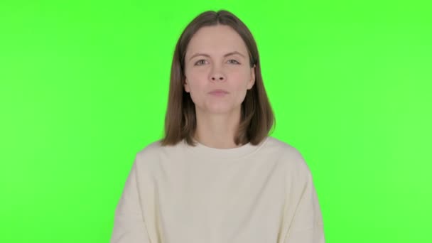 Nenucená Žena Dává Létající Polibek Zeleném Pozadí — Stock video