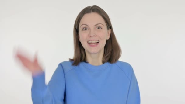 Nenucená Žena Mávající Rukou Pozdravit Bílém Pozadí — Stock video