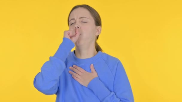 黄色の背景に病気のカジュアルな女性の咳 — ストック動画