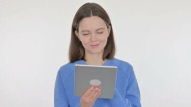 Beyaz Arkaplanda Dijital Tablet Kullanan Sıradan Kadın 