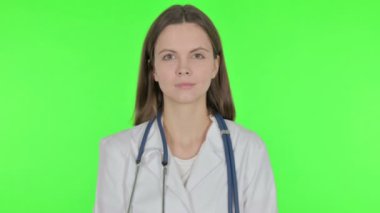 Yeşil Arkaplanda Ciddi Genç Doktor 