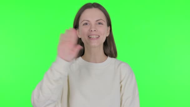 Lässige Frau Winkt Mit Der Hand Und Grüßt Auf Grünem — Stockvideo