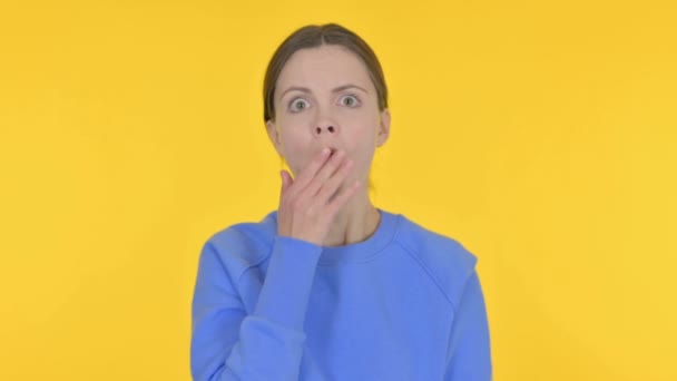 Vraagt Zich Casual Vrouw Zich Geschokt Gele Achtergrond — Stockvideo