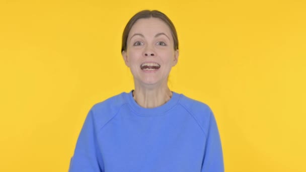Succesvolle Casual Vrouw Viert Prestaties Gele Achtergrond — Stockvideo