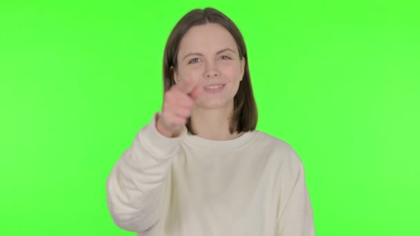 Femme Décontractée Pointant Vers Caméra Sur Fond Vert — Video