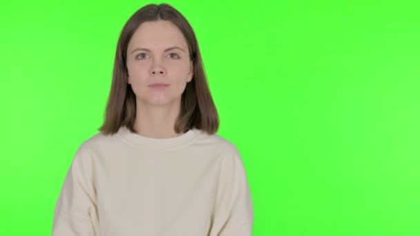 Случайная Женщина Указывает Сторону Зеленом Фоне — стоковое видео