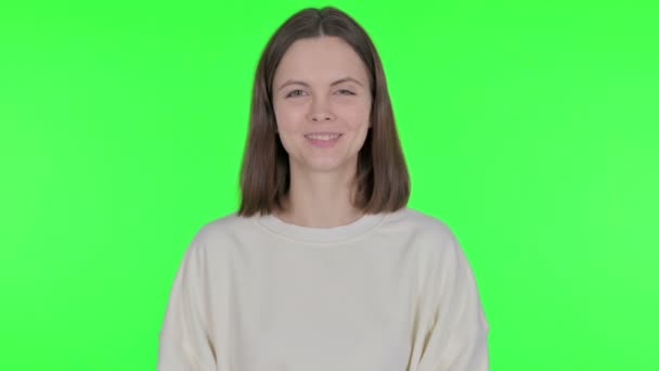 Χαμογελώντας Casual Γυναίκα Πράσινο Φόντο — Αρχείο Βίντεο