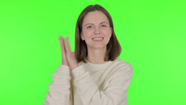 Lässige Frau Klatscht Applaudiert Auf Grünem Hintergrund — Stockvideo