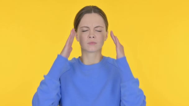 Αίσθηση Casual Γυναίκα Πονοκέφαλο Κίτρινο Φόντο — Αρχείο Βίντεο
