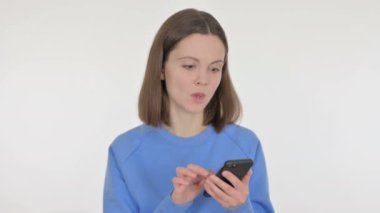 Beyaz Arkaplanda Akıllı Telefondan Kaybolan Sıradan Kadın Üzgünlüğü 