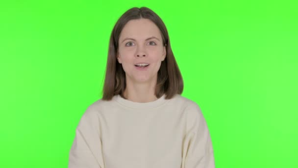Επιτυχημένη Casual Γυναίκα Γιορτάζοντας Πράσινο Φόντο — Αρχείο Βίντεο