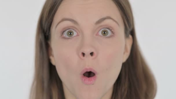 Tvář Překvapené Ležérní Žena Bílém Pozadí — Stock video