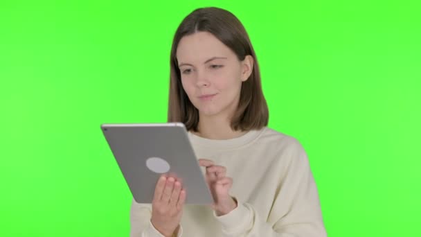 Nenáročná Žena Pomocí Digitální Tablety Zeleném Pozadí — Stock video