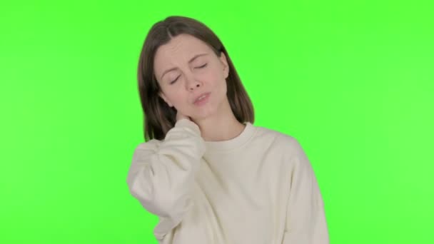 浅绿色背景下有颈部疼痛的女性 — 图库视频影像