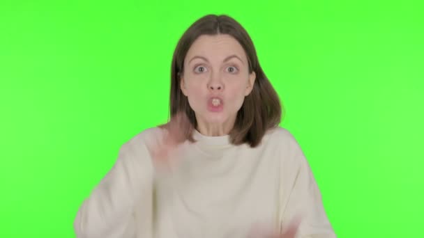 Angry Casual Kobieta Kłócąca Się Zielonym Tle — Wideo stockowe