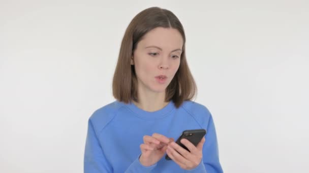 Nenucená Žena Rozrušená Ztrátou Smartphone Bílém Pozadí — Stock video